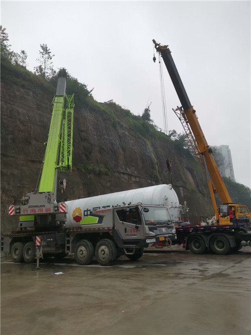 察隅县“不怕风雨冻”—— 吊车的 “恶劣环境适应” 技术